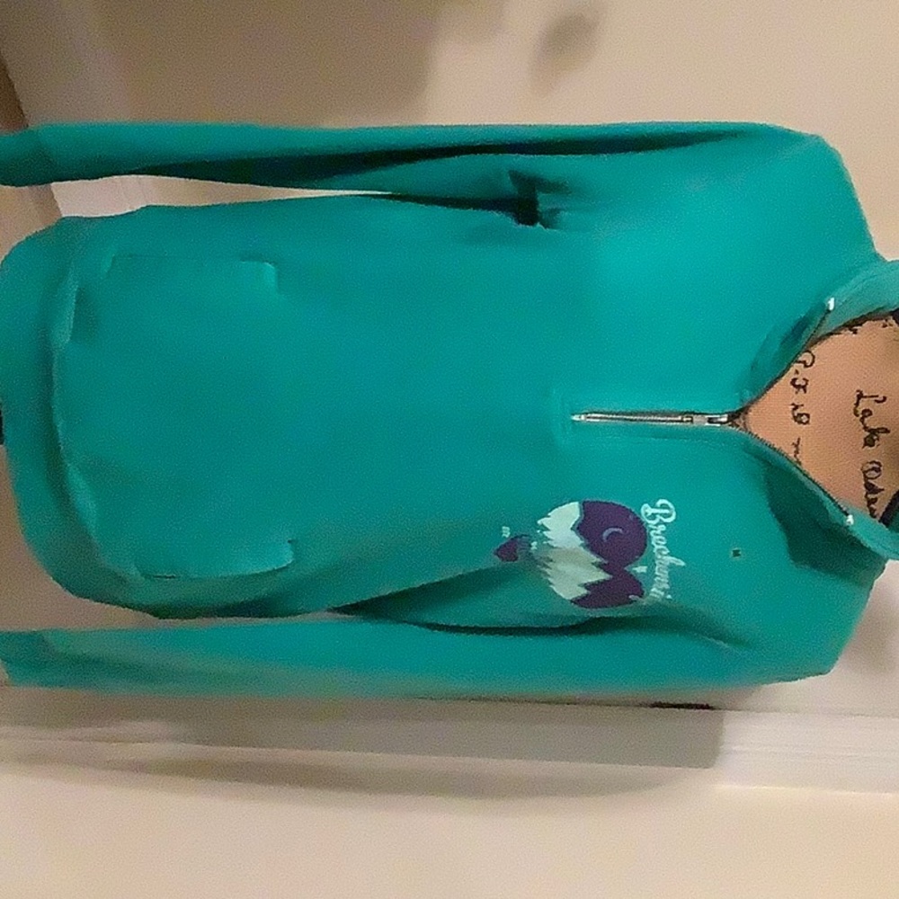 Female’s medium green sweatshirt. NWOT.